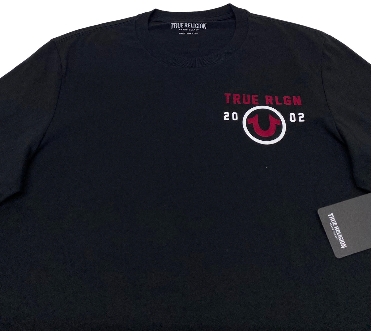 True Religion Camiseta gráfica delgada metálica para mujer, negra
